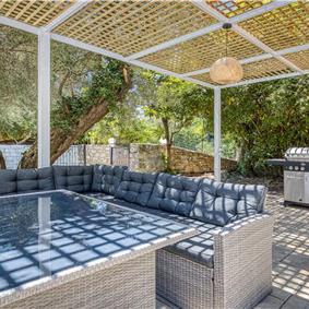 4 bedroom villa with pool by the sea, near Corfu town, sleeps 8